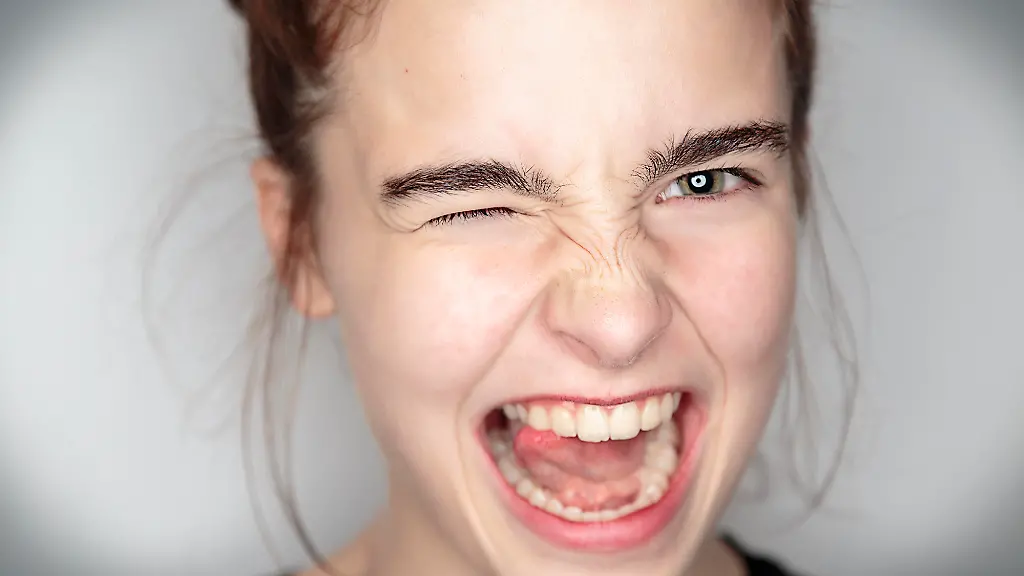 maedchen-zwinkern-grimasse-Bildverwendung-nur-mit-Urhebervermerk-Armin-Staudt-Shotshop-picture-alliance-Keine-Exlusivverkaeufe-moeglich