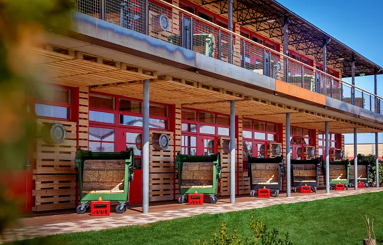 fddc0083-f69e-4273-8fca-f56286681801