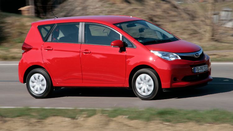 An der Front sind die größten Unterschiede zu dem weitgehend baugleichen Toyota Verso S zu erkennen.