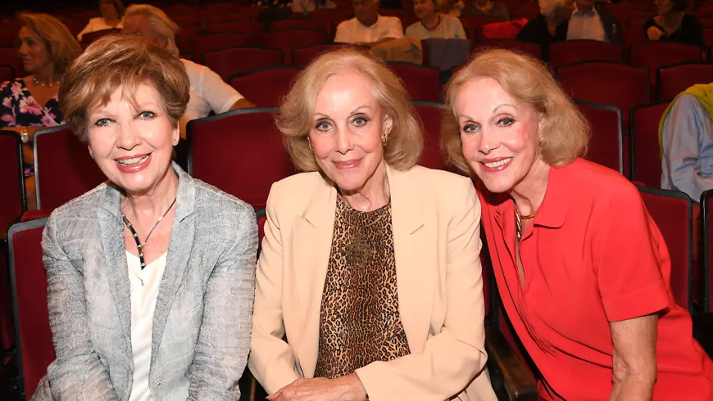 Carolin-Reiber-mit-Alice-Ellen-Kessler-bei-der-Premiere-des-Theaterstuecks-Wir-sind-die-Neuen-in-der-Komoedie-im-Bayerischen-Hof-Muenchen-01-08