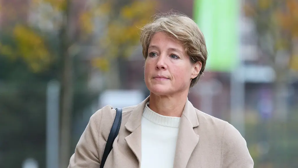 Christina-Block-deutsche-Gastronomin-und-Unternehmerin-kommt-zum-Prozess-gegen-C-Block-wegen-mutmasslicher-Kindesentfuehrung-Ende-April-hatte-die-Staatsanwaltschaft-Hamburg-Anklage-wegen-der-mutmasslichen-Entfuehrung-der-Kinder-aus-Daenemark-in-der-Nacht-zum-1-Januar-2024-erhoben-Die-naechtliche-Aktion-hatte-bundesweit-Schlagzeilen-gemacht