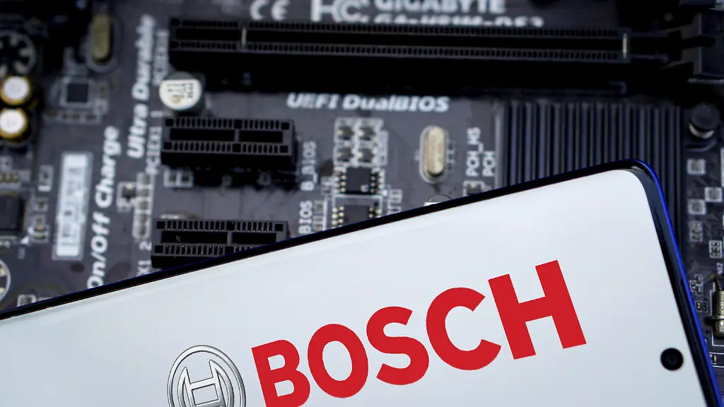 Dhaka-Bangladesch-05-Februar-2025-Mobiltelefon-mit-dem-Logo-des-deutschen-Maschinenbauunternehmens-Robert-Bosch-GmbH-auf-dem-Bildschirm-vor-einer-Website-Fokus-auf-die-linke-Mitte-des-Telefondisplays