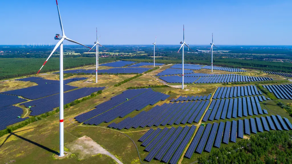 DEU-Deutschland-Brandenburg-Klettwitz-24-08-2024-Energiepark-Lausitz-Luftaufnahme-Windraeder-und-Solaranlagen-sind-im-Energiepark-Lausitz-bei-Klettwitz-zu-sehen-Der-Energiepark-Lausitz-verfuegt-ueber-eine-installierte-Gesamtleistung-Solar-von-300-Megawatt-und-ist-eines-der-bislang-groessten-Solarprojekte-Deutschlands-Luftaufnahme-mit-einer-Drohne