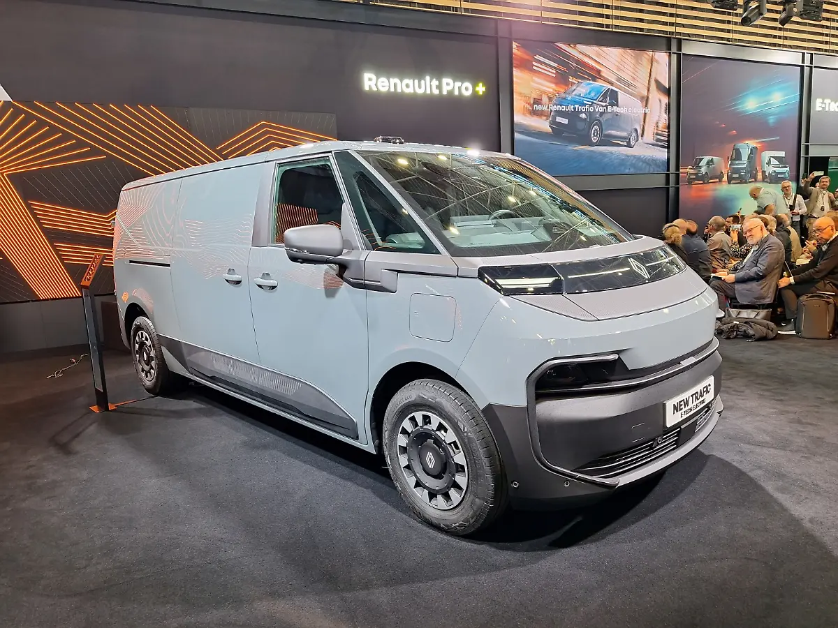 Messestar-Der-Trafic-der-vierten-Generation-auf-dem-Renaultstand-der-Solutrans-in-Lyon