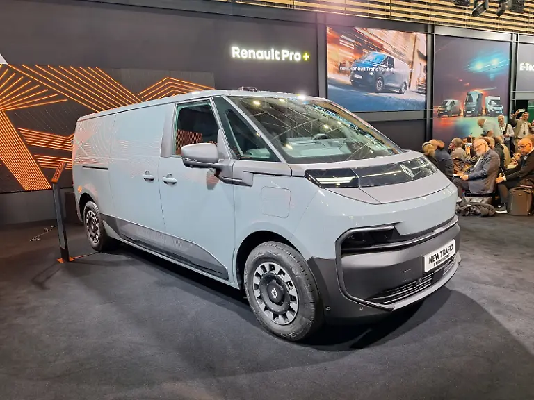 Messestar-Der-Trafic-der-vierten-Generation-auf-dem-Renaultstand-der-Solutrans-in-Lyon