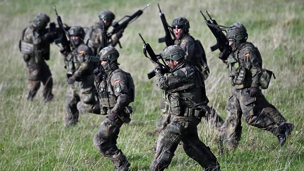 Rekruten-bei-der-Gefechtsausbildung-im-Rahmen-eines-Medientages-zur-Basisausbildung-bei-der-Bundeswehr-im-Aufklaerungsbataillon-7-Politiker-von-Union-und-SPD-haben-sich-fuer-den-neuen-Wehrdienst-auf-eine-flaechendeckende-Musterung-geeinigt