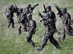 Rekruten Bei Der Gefechtsausbildung Im Rahmen Eines Medientages Zur Basisausbildung Bei Der Bundeswehr Im Aufklaerungsbataillon 7 Politiker Von Union Und SPD Haben Sich Fuer Den Neuen Wehrdienst Auf Eine Flaechendeckende Musterung Geeinigt