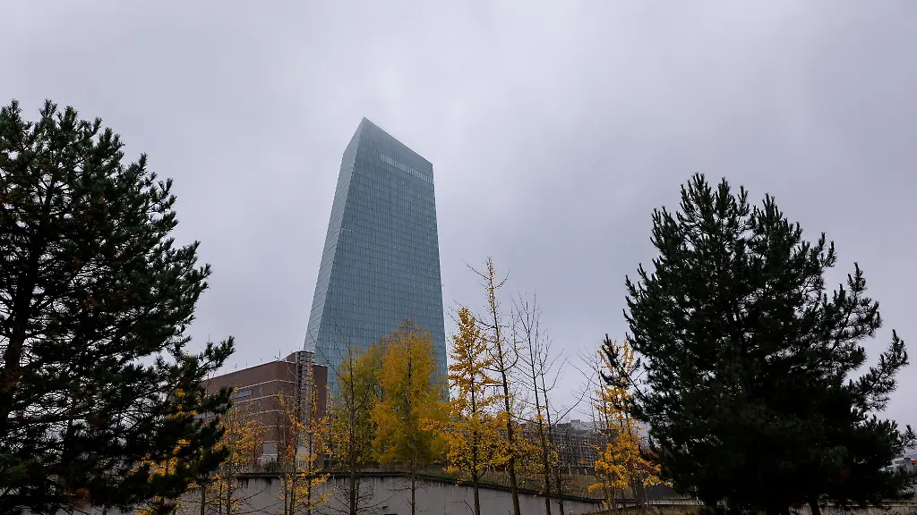 10-11-25-Frankfurt-Symbolfoto-Illustrationsbild-Symbolbild-Illustrationsfoto-Alltagsszene-Der-Turm-der-Europaeischen-Zentralbank-EZB-in-Frankfurt-am-Main-an-einem-trueben-Herbsttag-Die-moderne-Glasfassade-des-Hochhauses-erhebt-sich-ueber-das-herbstlich-gefaerbte-Ostend-Zwischen-kahlen-und-goldgelben-Baeumen-entsteht-ein-atmosphaerischer-Kontrast-der-die-klare-Linienarchitektur-der-EZB-betont