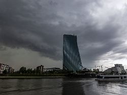 Gewitterfront Ueber Frankfurt Dunkle Wolken Eines Aufziehenden Gewitters Sind Am Fruehen Abend Ueber Der Europaeischen Zentralbank EZB Zu Sehen Der Deutsche Wetterdienst Hatte Eine Unwetterwarnung Vor Schwerem Gewitter Ausgegeben