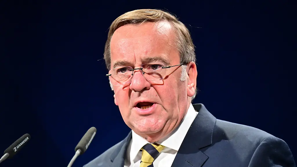 Boris-Pistorius-SPD-Bundesminister-der-Verteidigung-spricht-waehrend-der-Berliner-Sicherheitskonferenz-2025-Bei-dem-Treffen-steht-die-Staerkung-von-Verteidigungsfaehigkeit-Abschreckung-und-Ruestungsproduktion-im-Mittelpunkt