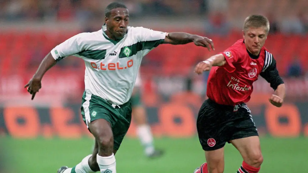 Im-Fussball-Bundesligaspiel-der-2-Runde-zwischen-Werder-Bremen-und-dem-Aufsteiger-1-FC-Nuernberg-im-Bremer-Weserstadion-wird-der-ballfuehrende-Bremer-Mittelfeldspieler-Lody-Roembiak-l-vom-Nuernberger-Mittelfeldspieler-Andrij-Polunin-angegriffen