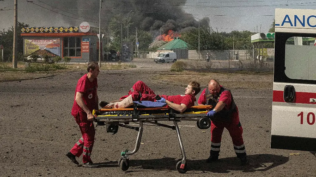 Paramedics-take-an-injured-colleague-to-the-ambulance-after-twin-Russian-bombings-in-Kharkiv-Ukraine-Sunday-Sept-1-2024