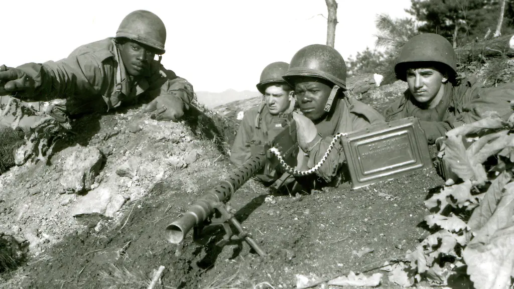 Korea-Krieg-195053-Demokr-Volksrep-Nordkorea-gegen-Rep-Suedkorea-und-UN-Truppen-Waehrend-der-Kaempfe-der-2-US-Infanterie-Division-noerdlich-des-Chongchon-Flusses-Sfc-Major-Cleveland-Truppfuehrer-zeigt-einem-MG-Schuetzen-die-Position-der-nordkoreanischen-Stellungen-die-unter-Beschuss-genommen-werden-sollen-Foto-20-November-1950