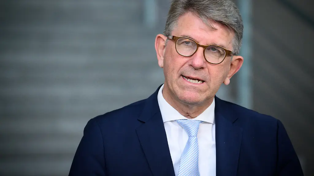 Wolfram-Weimer-parteilos-Staatsminister-fuer-Kultur-und-Medien-aeussert-sich-im-Bundeskanzleramt-zur-aktualisierten-Gedenkstaettenkonzeption-des-Bundes-mit-dem-sich-Bundeskabinett-heute-befasst-hat-Die-bisherige-Fassung-der-Konzeption-des-Bundes-fuer-die-Gedenkstaetten-zur-Aufarbeitung-der-NS-Terrorherrschaft-und-der-SED-Diktatur-aus-dem-Jahr-2008-wurde-grundlegend-erneuert-um-gegenwaertigen-gesellschaftlichen-digitalen-und-politischen-Herausforderungen-gerecht-zu-werden