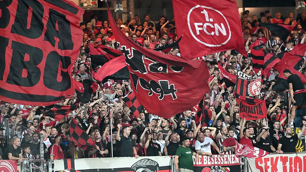 Fans-des-1-FC-Nuernberg-feiern-im-Max-Morlock-Stadion