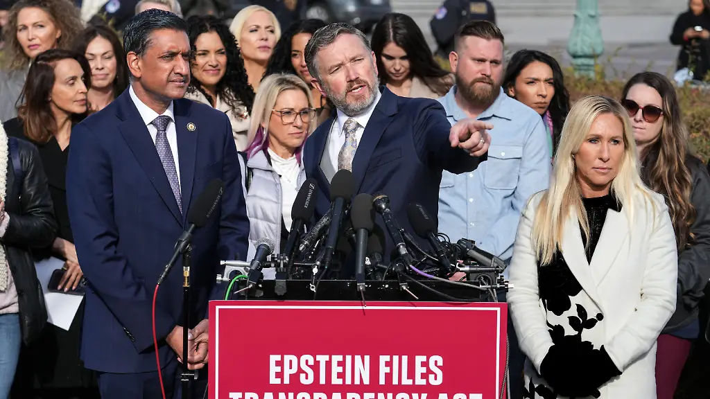 18-11-2025-USA-Washington-Die-US-Abgeordnete-Ro-Khanna-l-r-Thomas-Massie-und-Marjorie-Taylor-Greene-sprechen-auf-einer-Pressekonferenz-waehrend-sich-das-Repraesentantenhaus-darauf-vorbereitet-ueber-das-Epstein-Files-Transparency-Act-abzustimmen-Foto-J