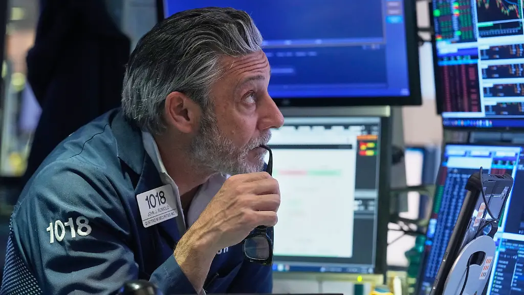 Trader-John-Romolo-works-on-the-floor-of-the-New-York-Stock-Exchange-Friday-Nov-14-2025