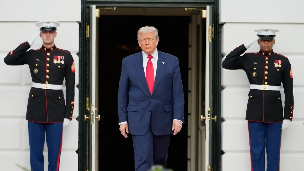 18-11-2025-USA-Washington-US-Praesident-Donald-Trump-wartet-darauf-den-saudi-arabischen-Kronprinzen-bin-Salman-im-Weissen-Haus-zu-empfangen