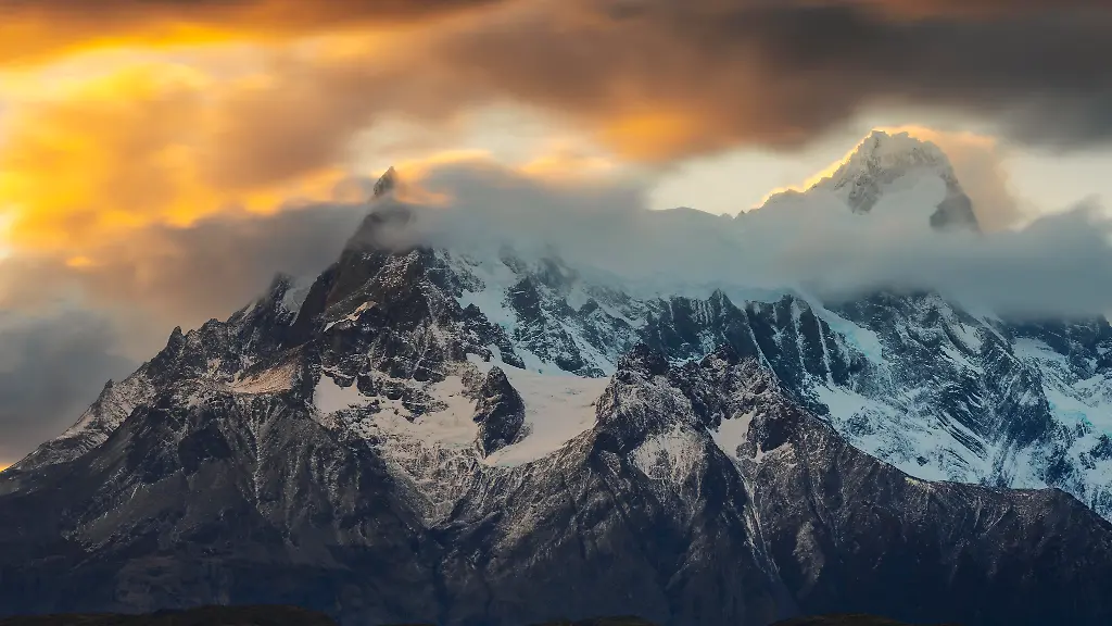 Punta-Bariloche-during-sunset-Torres-del-Paine-NP-Ultima-Esperanza-Region-de-Magallanes-y-de-la-Antartica-Chilena-Patagonia-Chile