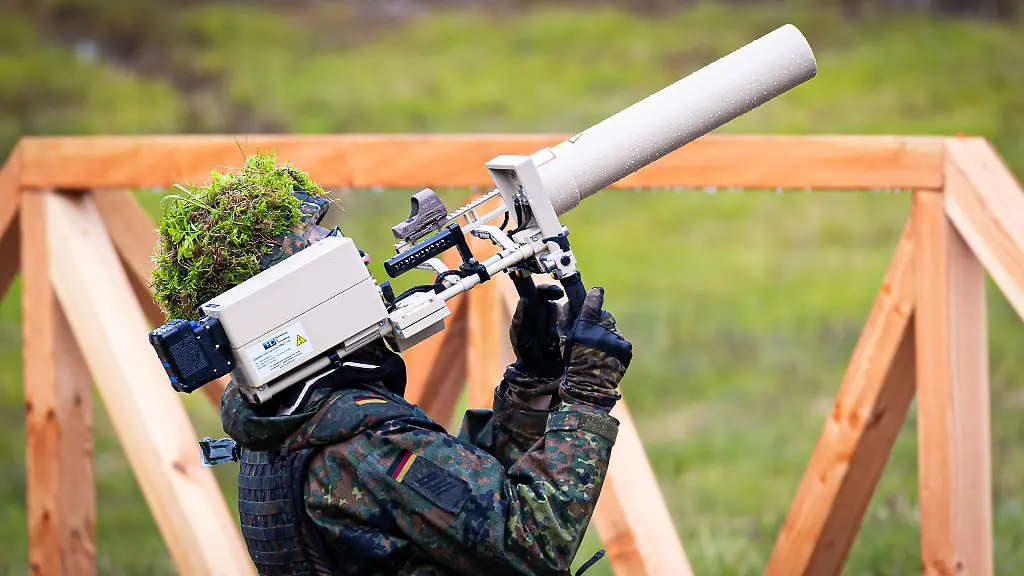 Die-Bundeswehr-hat-die-technischen-Moeglichkeiten-zur-Drohnenabwehr-Im-Inland-darf-sie-allerdings-in-Friedenszeiten-nicht-so-ohne-weiteres-taetig-werden