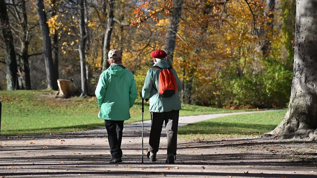 Wetterbild-vom-05-11-2025-Goldener-Oktober-im-November-Ein-sonniger-Herbsttag-im-Englischen-Garten-in-Muenchen-lockt-viele-Menschen-an-den-milden-Herbstag-im-Freien-zu-geniessen