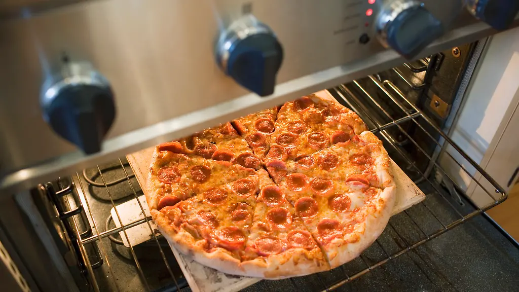 Peperoniwurst-Pizza-im-Backofen-aufwaermen