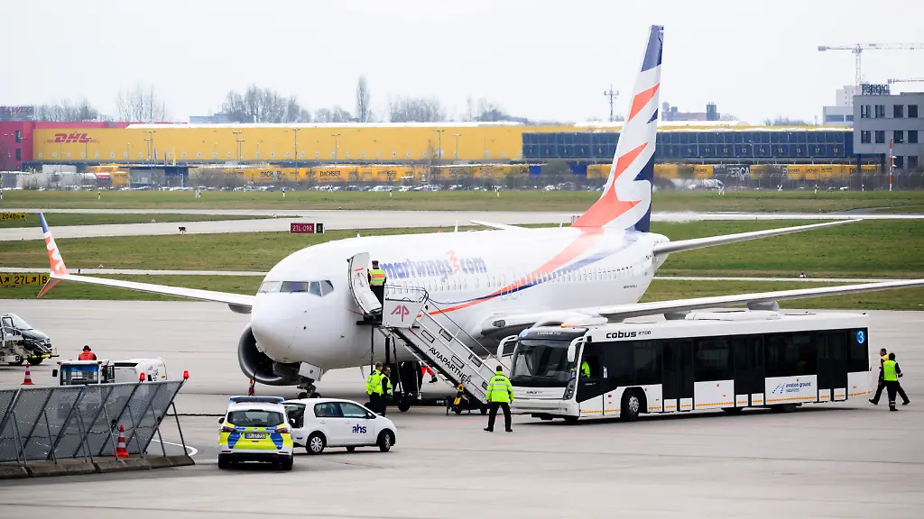 Polizei-und-ein-Bus-stehen-an-einem-Flugzeug-am-Flughafen-Hannover-Heute-Vormittag-ist-ein-Charterflug-aus-Islamabad-in-Hannover-gelandet-Auf-dem-Flug-befanden-sich-insgesamt-174-in-Afghanistan-besonders-gefaehrdete-Personen-denen-Deutschland-bereits-in-der-Vergangenheit-eine-Aufnahme-zugesagt-hatte
