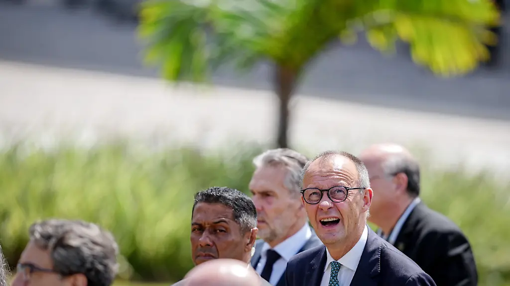 Bundeskanzler-Friedrich-Merz-CDU-nimmt-an-der-Weltklimakonferenz-COP30-teil-Bei-der-Weltklimakonferenz-COP30-treffen-sich-vom-10-bis-zum-21-November-in-Belem-im-brasilianischen-Amazonasgebiet-Zehntausende-Delegierte-aus-fast-allen-Laendern-der-Welt-um-ueber-die-Eindaemmung-der-sich-zuspitzenden-Klimakrise-zu-verhandeln