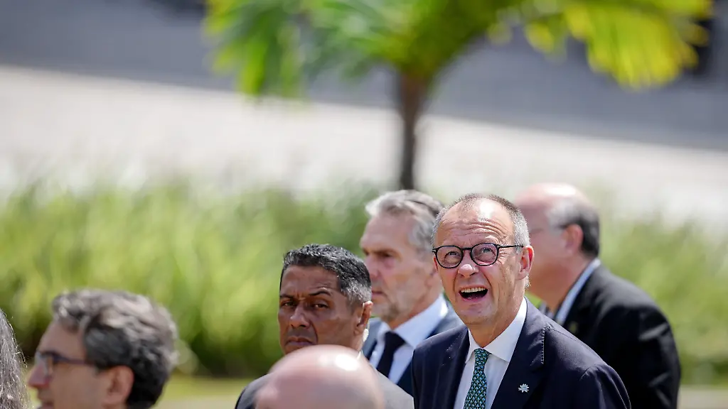 Bundeskanzler-Friedrich-Merz-CDU-nimmt-an-der-Weltklimakonferenz-COP30-teil-Bei-der-Weltklimakonferenz-COP30-treffen-sich-vom-10-bis-zum-21-November-in-Belem-im-brasilianischen-Amazonasgebiet-Zehntausende-Delegierte-aus-fast-allen-Laendern-der-Welt-um-ueber-die-Eindaemmung-der-sich-zuspitzenden-Klimakrise-zu-verhandeln