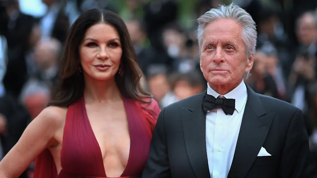Agence-Franck-Castel-MAXPPP-16-05-2023-Opening-Ceremony-The-76th-Annual-Cannes-Film-Festival-CANNES-FRANCE-MAY-16-Carys-Zeta-Douglas-Michael-Douglas-and-Catherine-Zeta-Jones-attend-the-Jeanne-du-Barry-Screening-opening-ceremony-red-carpet-at-the-76th-annual-Cannes-film-festival-at-Palais-des-Festivals-on-May-16-2023-in-Cannes-France