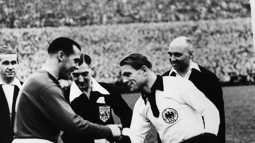 Fussballlaenderspiel-Freundschaftsspiel-Deutschland-Schweiz-1-0-1-0-Das-war-das-erste-Laenderspiel-fuer-Deutschland-nach-dem-Krieg-U-B-z-die-Begruessung-der-Mannschaftskapitaene-Bickel-links-SUI-und-Andreas-Kupfer-rechts-GER-22-11