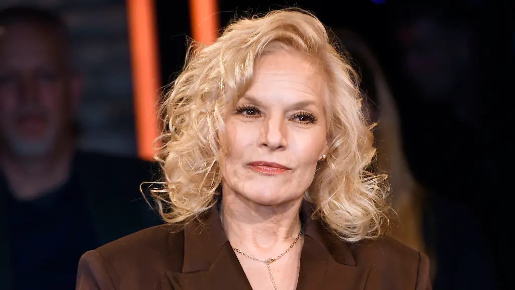 Ina-Mueller-bei-der-Aufzeichnung-der-RB-Talkshow-3-nach-9-im-Radio-Bremen-Studio-Bremen-14-11