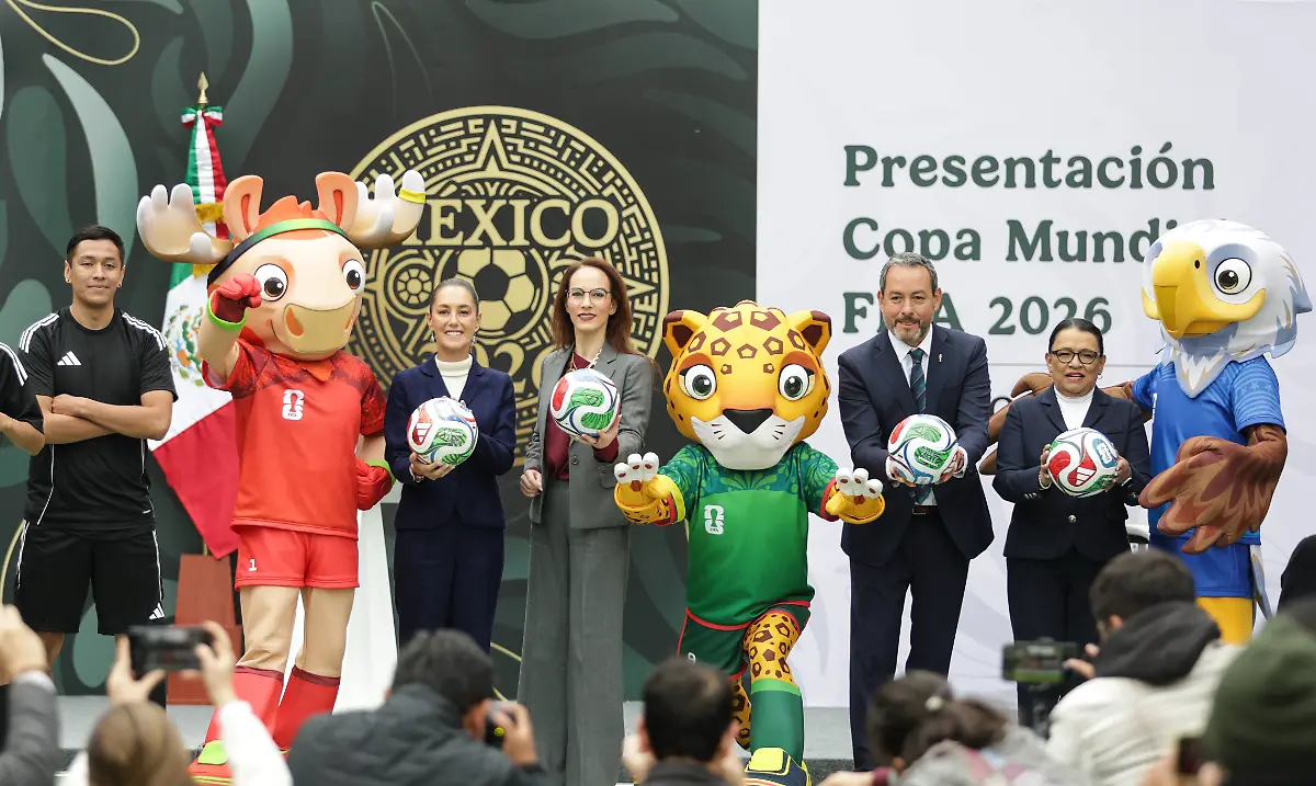 251111-MEXICO-CITY-Nov-11-2025-Mexican-President-Claudia-Sheinbaum-3rd-L-poses-with-official-mascots-for-the-FIFA-World-Cup-WM-Weltmeisterschaft-Fussball-2026-during-the-presentation-of-the-FIFA-World-Cup-2026-organization-plan-in-Mexico-City-capital-of-Mexico-on-Nov-10-2025