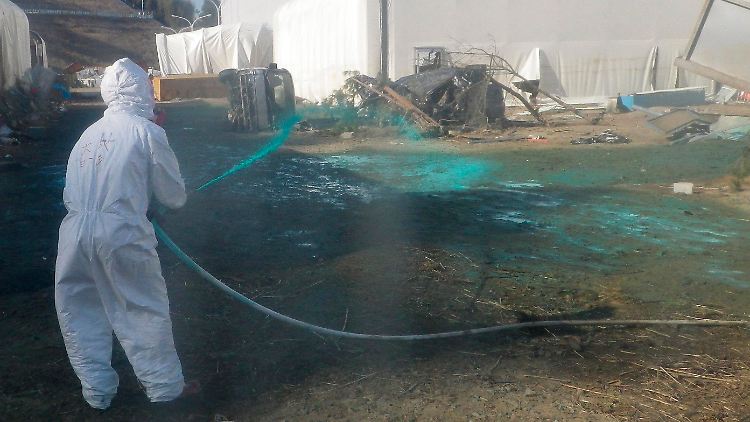 Arbeiter in Fukushima versuchen, den Staub am Boden zu binden.