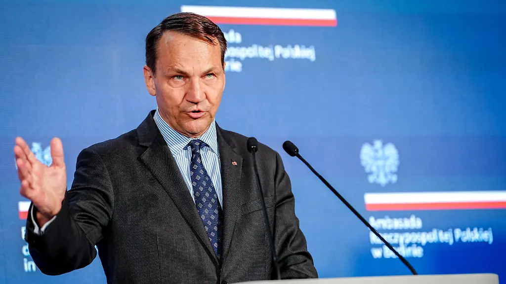 Radoslaw-Sikorski-Aussenminister-von-Polen-spricht-beim-Deutsch-Polnischen-Forum-2025-in-der-polnischen-Botschaft-in-Berlin-zu-seinem-Amtskollegen-Sikorski-laesst-nach-einem-Anschlag-auf-eine-Bahnstrecke-das-russische-Generalkonsulat-in-Danzig-schliessen