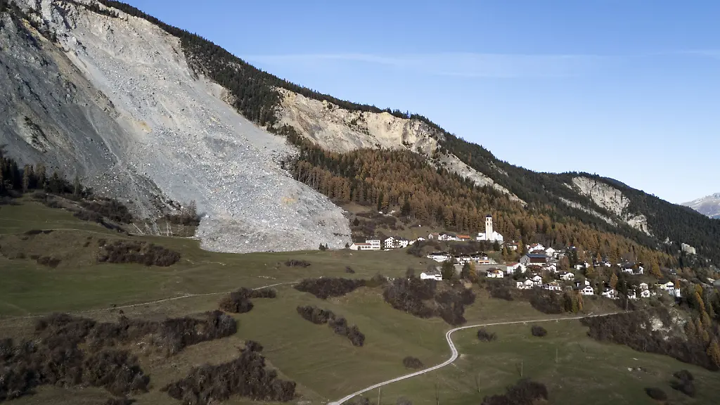 An-overview-of-Brienz-Brinzauls-on-Sunday-November-17-2024-in-Brienz-Brinzauls-On-June-15-2023-a-stream-of-rock-debris-almost-reached-the-village-which-was-evacuated-at-the-time-Now-another-1-2-million-cubic-meters-of-rock-debris-are-threatening-to-slide-away-The-residents-must-have-left-the-village-by-midday-on-Sunday
