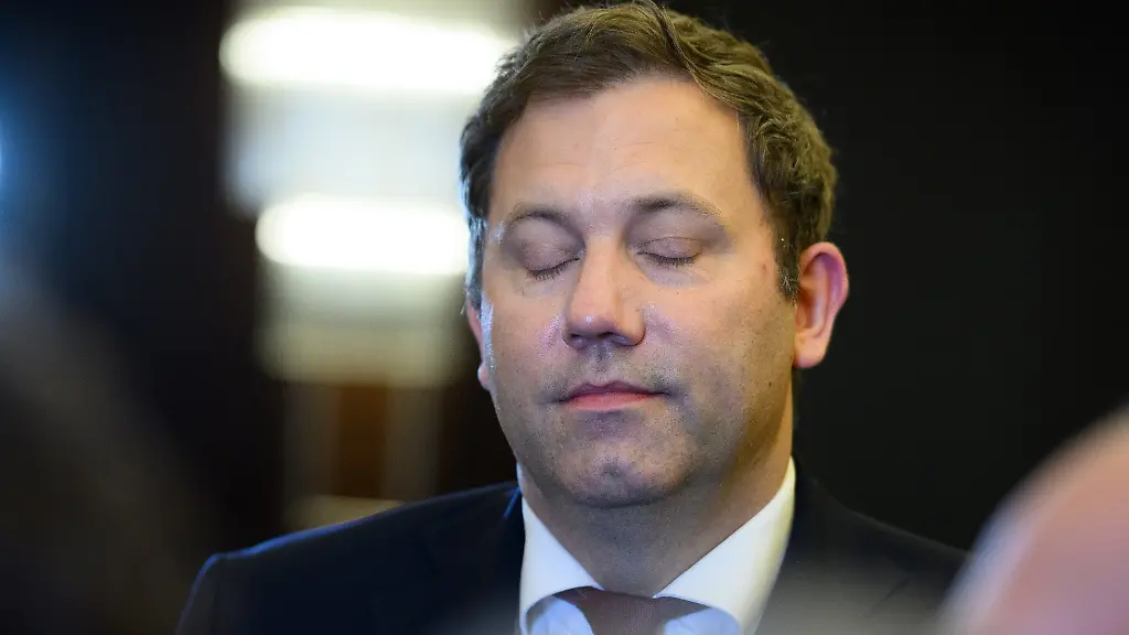 Lars-Klingbeil-SPD-Bundesminister-der-Finanzen-aeussert-sich-nach-dem-deutsch-chinesischen-Finanzdialog-in-einem-Pekinger-Hotel-gegenueber-mitreisenden-Journalisten-Bundesfinanzminister-Klingbeil-besucht-bei-seiner-viertaegigen-Asien-Reise-China-und-Singapur