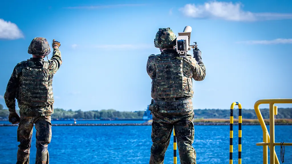 Ein-System-zur-Drohnenabwehr-vom-Typ-HP-47-bei-einem-Uebungsszenario-im-Hafen-Das-HP-47-ist-ein-schultergestuetzter-Stoersender-der-zur-Drohnenabwehr-eingesetzt-wird-und-die-Verbindung-zwischen-einer-Drohne-und-ihrem-Bediener-unterbrechen-kann