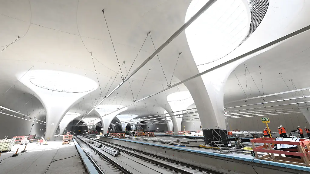 Bauarbeiter-arbeiten-in-der-Bahnsteighalle-fuer-den-neuen-Tiefbahnhof-im-Rahmen-des-milliardenschweren-Bahnprojekts-Stuttgart-21