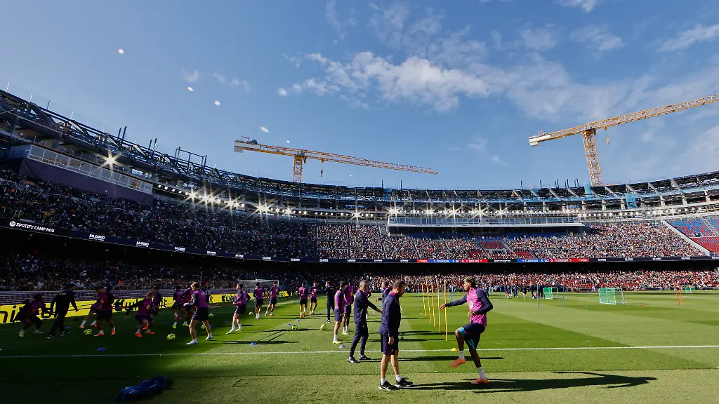 Gesamtansicht-des-Stadions-Camp-Nou-in-Barcelona-waehrend-der-ersten-Trainingseinheit-des-FC-Barcelona-nach-der-Renovierung-des-Camp-Nou-Das-Gastspiel-von-Eintracht-Frankfurt-beim-FC-Barcelona-findet-im-renovierten-Camp-Nou-statt