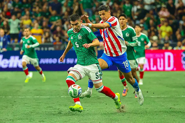 Soccer-MexTour-Paraguay-at-Mexico-Nov-18-2025-San-Antonio-Texas-USA-Mexico-defender-Johan-Vasquez-5-and-Paraguay-forward-Alex-Arce-18-fight-for-the-ball-in-the-second-half-in-a-match-between-Mexico-and-Paraguay-at-the-Alamodome