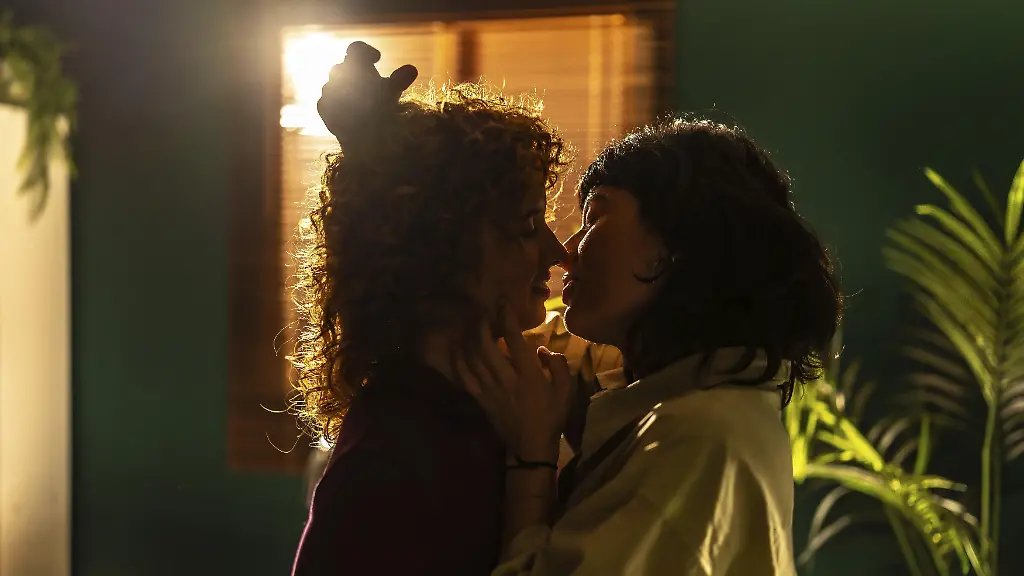 Seitenansicht-eines-multiethnischen-lesbischen-Paares-das-sich-zu-Hause-im-Badezimmer-zaertlich-kuesst-Modellfreigabe-vorhanden