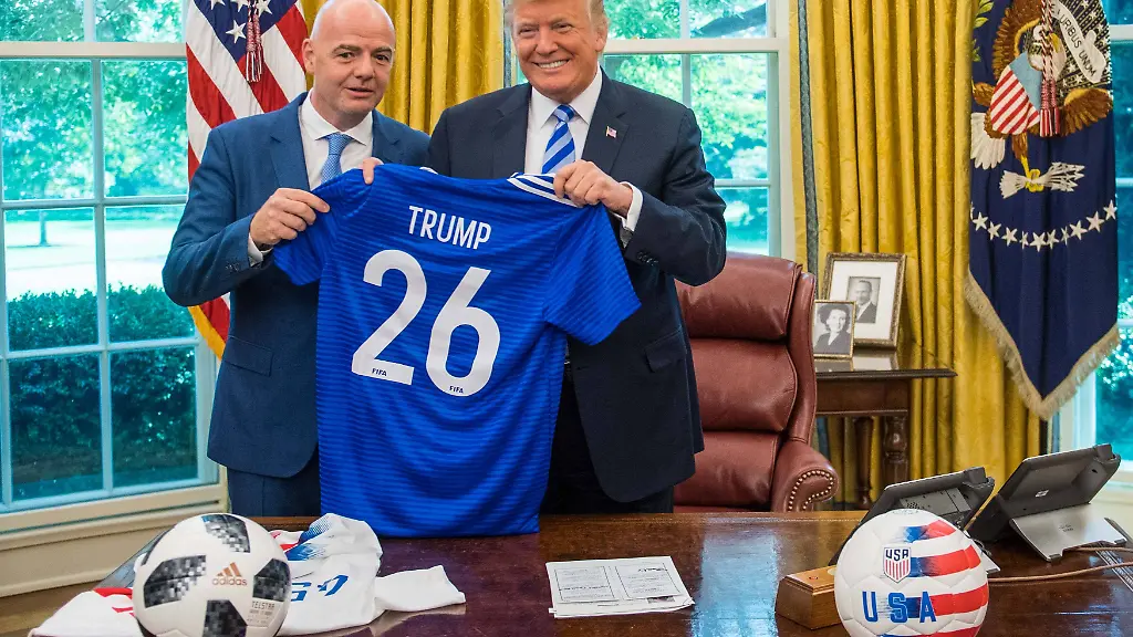 News-Bilder-des-Tages-President-Donald-Trump-holds-up-a-World-Cup-jersey-given-to-him-as-a-gift-by-President-of-FIFA-Gianni-Infantino-during-a-media-in-the-Oval-Office-at-the-White-House-in-Washington-D-C-on-August-28-2018