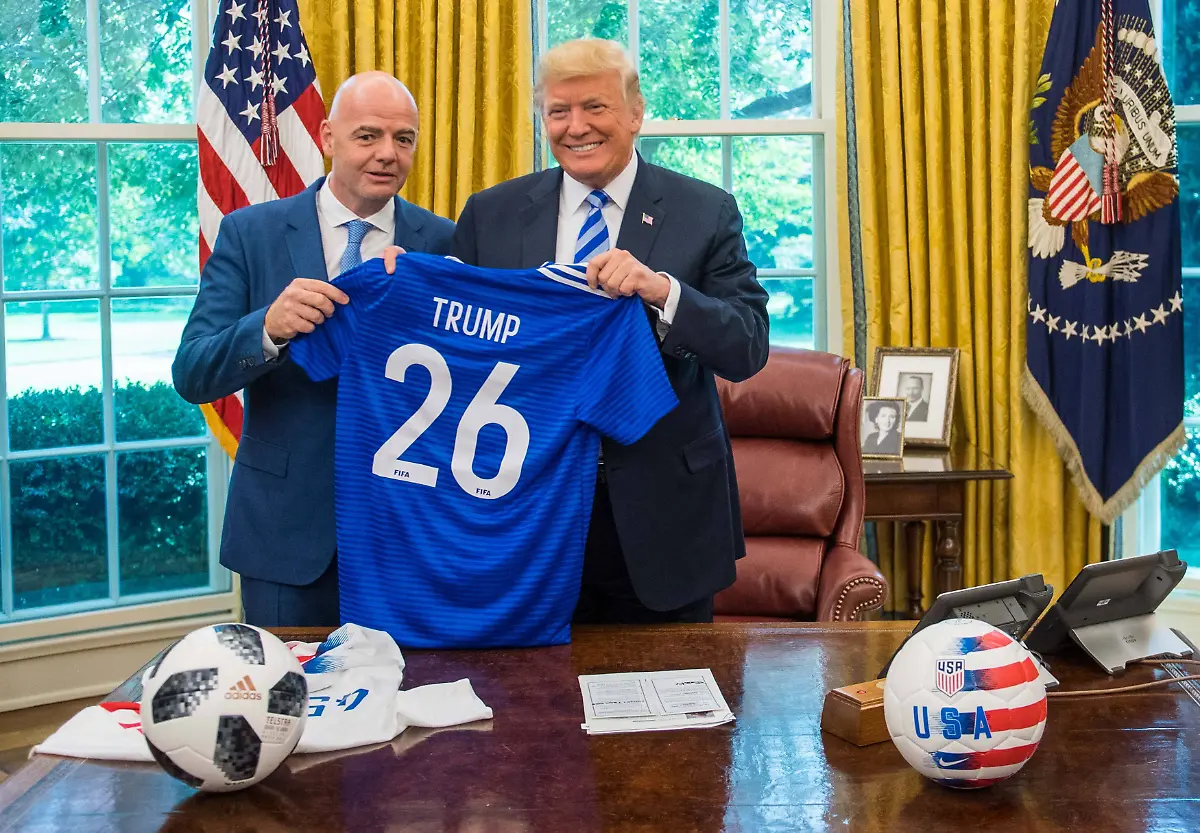News-Bilder-des-Tages-President-Donald-Trump-holds-up-a-World-Cup-jersey-given-to-him-as-a-gift-by-President-of-FIFA-Gianni-Infantino-during-a-media-in-the-Oval-Office-at-the-White-House-in-Washington-D-C-on-August-28-2018