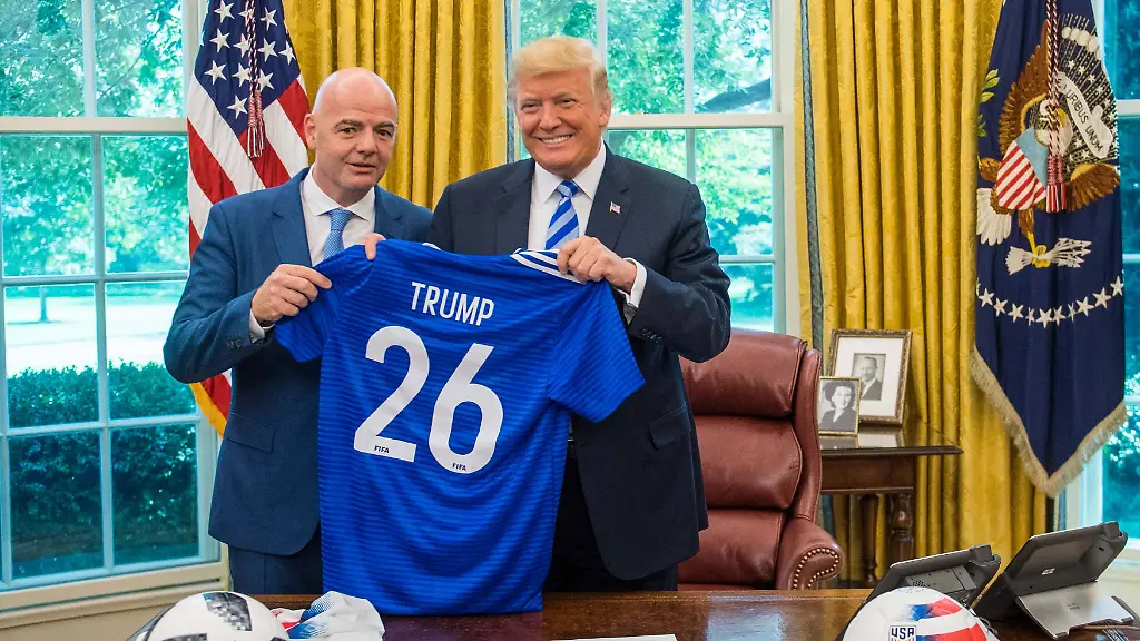 News-Bilder-des-Tages-President-Donald-Trump-holds-up-a-World-Cup-jersey-given-to-him-as-a-gift-by-President-of-FIFA-Gianni-Infantino-during-a-media-in-the-Oval-Office-at-the-White-House-in-Washington-D-C-on-August-28-2018