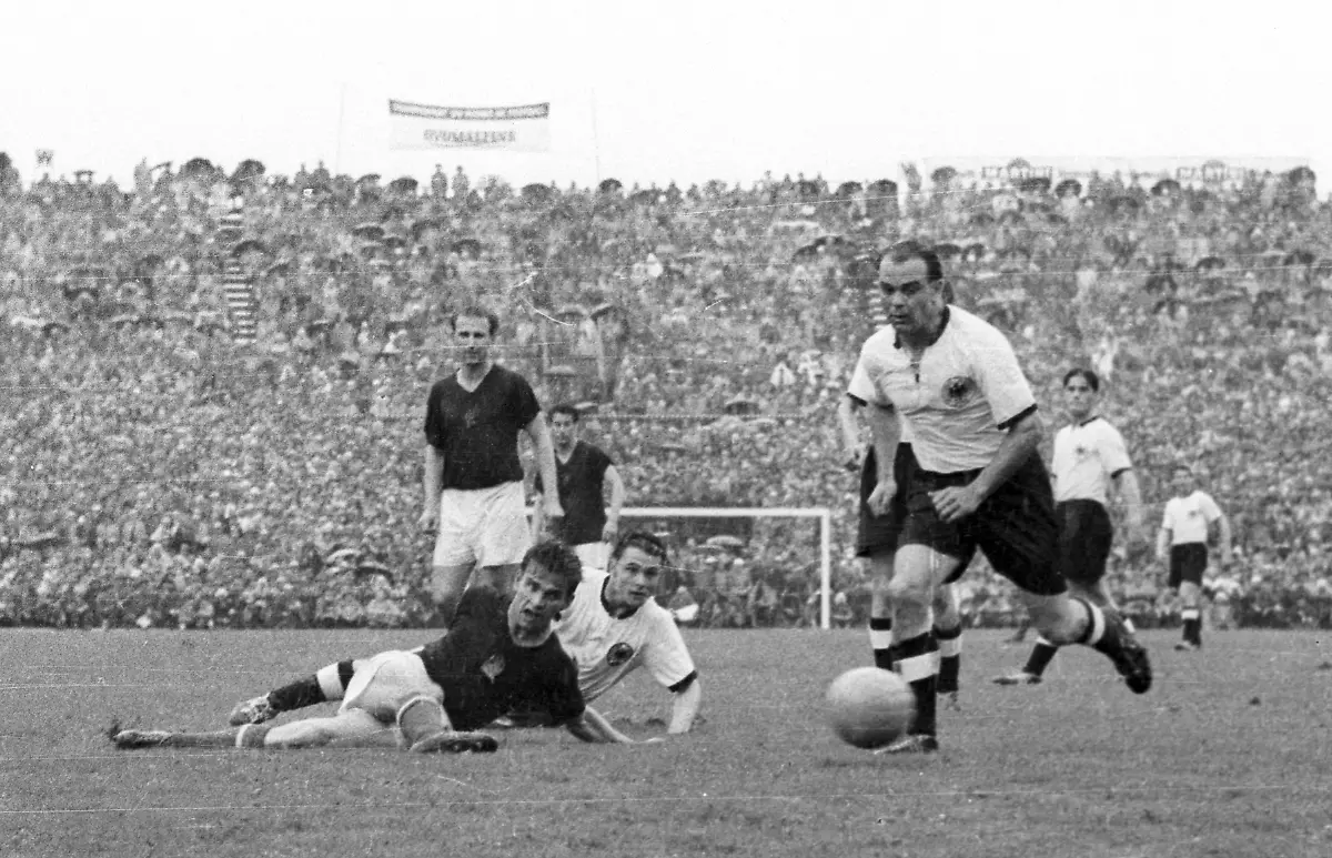WM-Finale-1954-in-Bern-BR-Deutschland-Ungarn-3-2-Sandor-Kocsis-Ungarn-li-gegen-Karl-Mai-Mitte-und-Werner-Kohlmeyer-beide-BRD-dahinter-u-a-Nandor-Hidegkuti-Ungarn-li