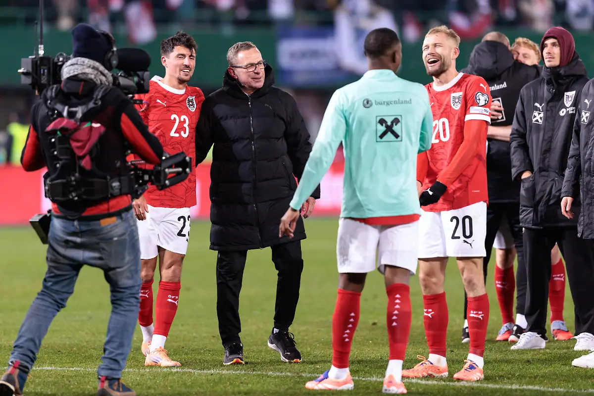 SOCCER-FIFA-WC-quali-AUT-vs-BIH-VIENNA-AUSTRIA-18-NOV-25-FIFA-World-Cup-WM-Weltmeisterschaft-Fussball-2026-European-Qualifiers-group-stage-OEFB-international-match-Laenderspiel-Nationalmannschaft-Austria-vs-Bosnia-and-Herzegovina-Image-shows-the-rejoicing-of-Alessandro-Schoepf-head-coach-Ralf-Rangnick-David-Alaba-and-Konrad-Laimer-AUT