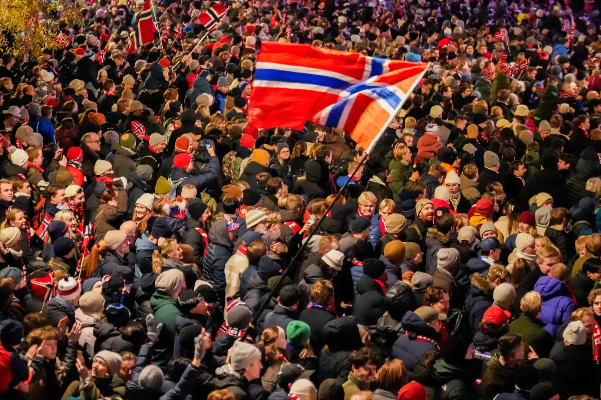 Public-Celebration-after-Norway-qualifies-for-the-World-Cup-Oslo-20251117-The-audience-waits-for-the-men-s-national-team-Nationalteam-at-the-town-hall-square-after-the-victory-in-the-World-Cup-qualifying-match-in-football-between-Norway-and-Italy-at-San-Siro-Photo-Heiko-Junge-NTB-Oslo-Norway-EDITORIAL-USE-ONLY-RESTRICTED-USE-FOR-BETTING-COMPANIES-Ref-SPOHq4G4SgTdSY
