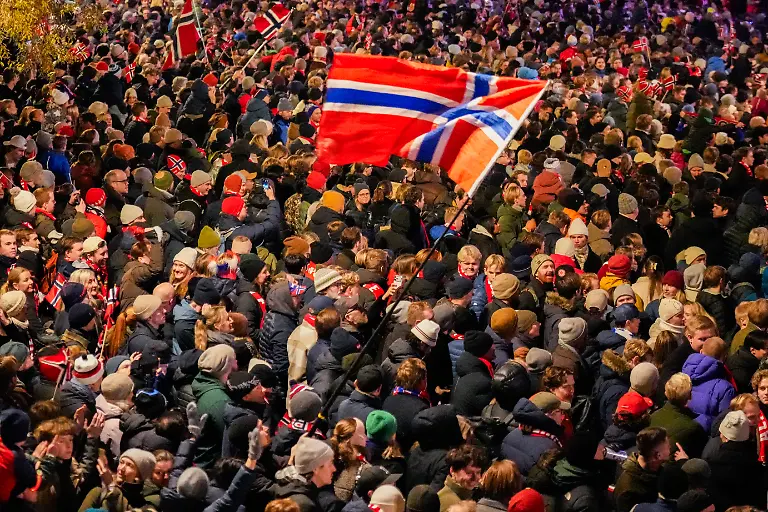Public-Celebration-after-Norway-qualifies-for-the-World-Cup-Oslo-20251117-The-audience-waits-for-the-men-s-national-team-Nationalteam-at-the-town-hall-square-after-the-victory-in-the-World-Cup-qualifying-match-in-football-between-Norway-and-Italy-at-San-Siro-Photo-Heiko-Junge-NTB-Oslo-Norway-EDITORIAL-USE-ONLY-RESTRICTED-USE-FOR-BETTING-COMPANIES-Ref-SPOHq4G4SgTdSY