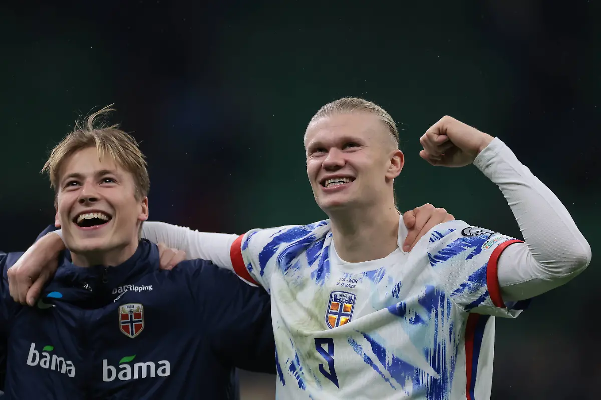Milan-Italy-16th-November-2025-Erling-Haaland-of-Norway-reacts-with-team-mate-Sander-Tangvk-following-the-final-whistle-of-the-Italy-vs-Norway-FIFA-World-Cup-WM-Weltmeisterschaft-Fussball-European-Qualifying-match-at-Giuseppe-Meazza-Milan-Picture-credit-should-read-Jonathan-Moscrop-Sportimage-EDITORIAL-USE-ONLY-No-use-with-unauthorised-audio-video-data-fixture-lists-club-league-logos-or-live-services-Online-in-match-use-limited-to-120-images-no-video-emulation-No-use-in-betting-games-or-single-club-league-player-publications